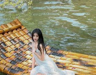 克拉女神 – 芝月白衬衫写真福利图包，展现青春气息与个性风采.txt