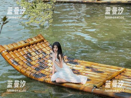 克拉女神 - 芝月白衬衫写真福利图包，展现青春气息与个性风采.txt