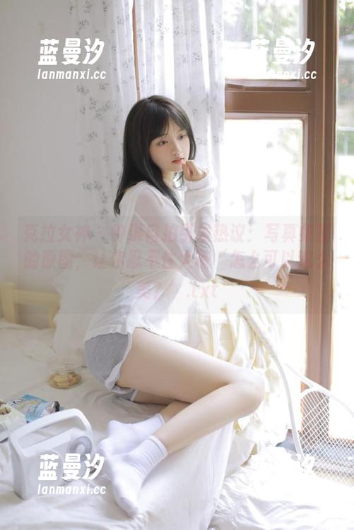 克拉女神 - 钟淇自拍引发热议：写真集里的原图，让你忍不住大喊‘怎么可以这么美？’.txt