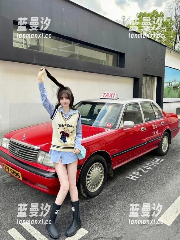 克拉女神 - 雅楠红裙：精选作品集，探索她在红裙中的迷人瞬间.txt