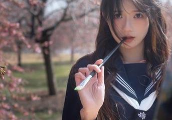 探索兔子Zzz不吃胡萝卜纯白视觉，观看她的精美写真图包，别有一番风味！.txt