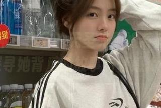 初夏女神 – 依依的无圣光厨娘系列图包，探寻她背后的故事与情感.txt