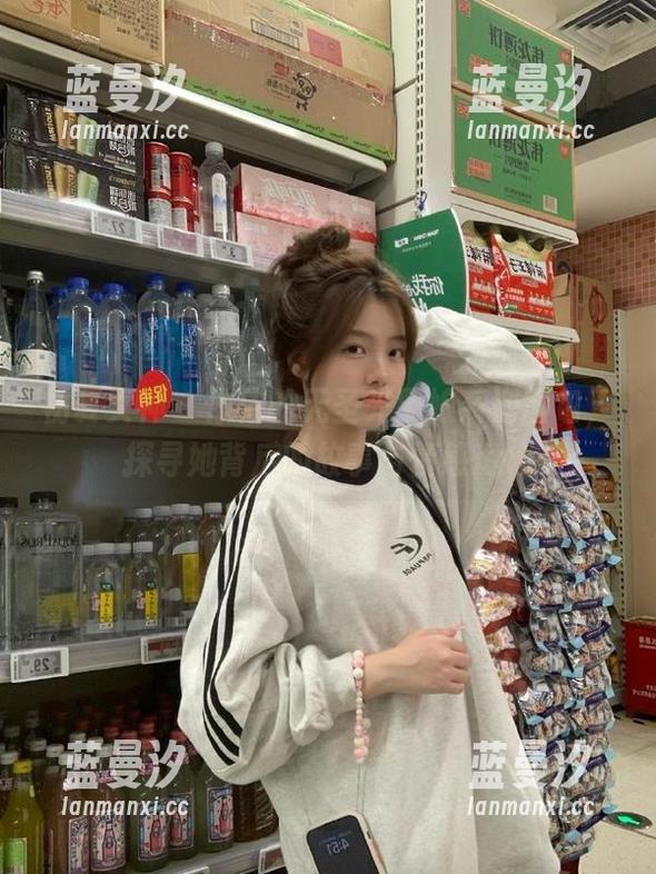 初夏女神 - 依依的无圣光厨娘系列图包，探寻她背后的故事与情感.txt