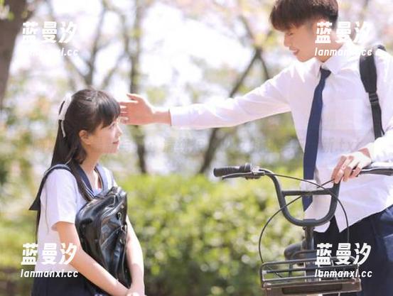 喵糖映画最新写真：清纯短发少女的甜美与清新.txt