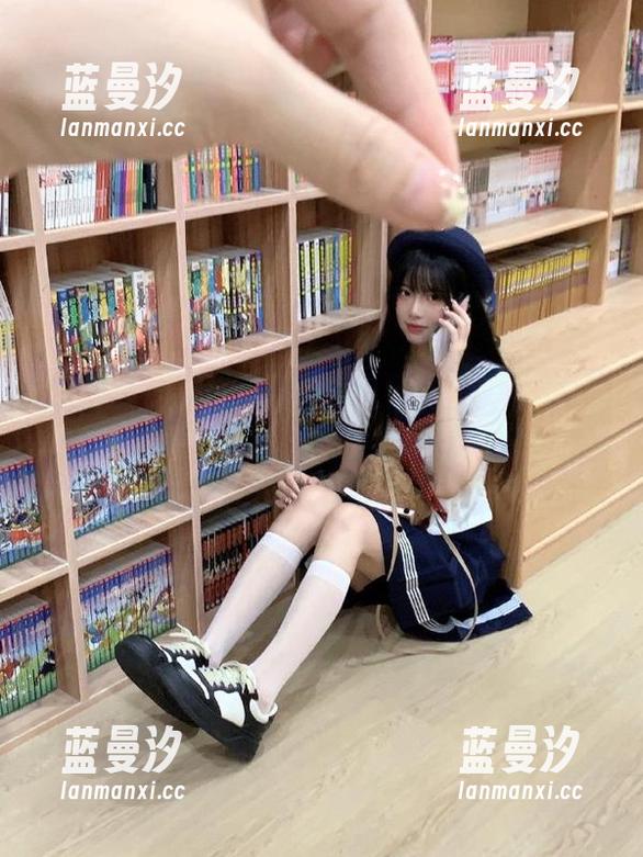 嗲囡囡 - 模特YOYO在泳池的高清写真：难得的自我调侃，在水中尽情释放.txt