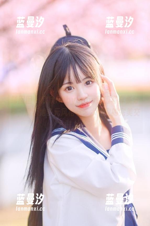 嗲囡囡 - 欣欣Rubybaby制服写真集分享，展示她多元风格与艺术气息的完美交融.txt