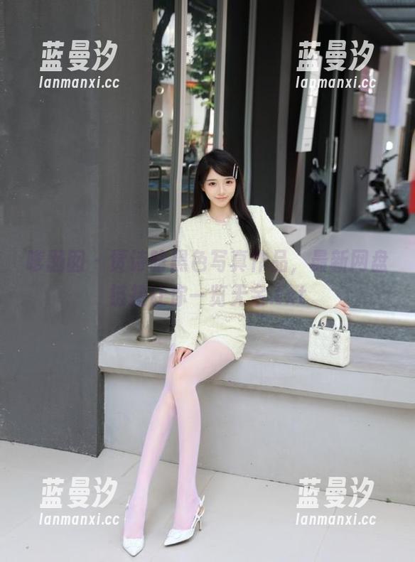 嗲囡囡 - 贾诗晗黑色写真作品，最新网盘链接让你一览无余.txt