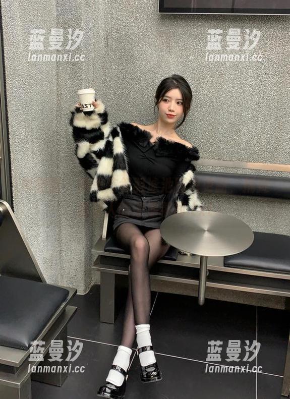 嗲囡囡 - 绝美陈舒羽泳池图包更新，捕捉最动人的泳池瞬间.txt
