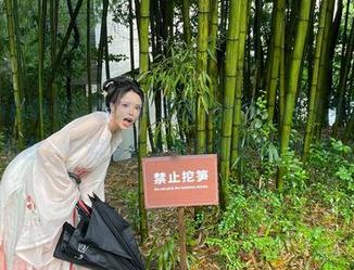 在“夏小秋秋秋”的最新美图更新中，探寻酒醉蝴蝶的秘密，与你分享无尽的美好时刻！.txt