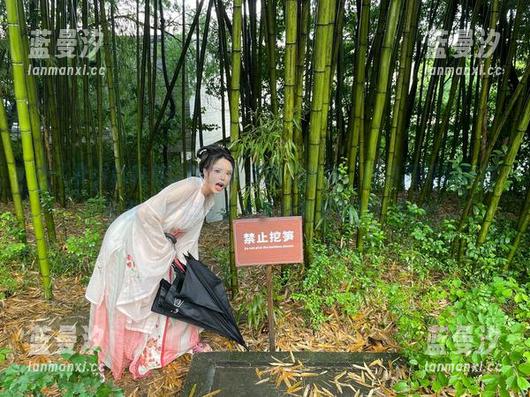 在“夏小秋秋秋”的最新美图更新中，探寻酒醉蝴蝶的秘密，与你分享无尽的美好时刻！.txt