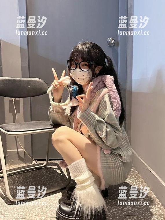 头条女神 - 快跟随Coco的脚步，探索她的夏日作品集和绝佳资源，感受异彩纷呈！.txt