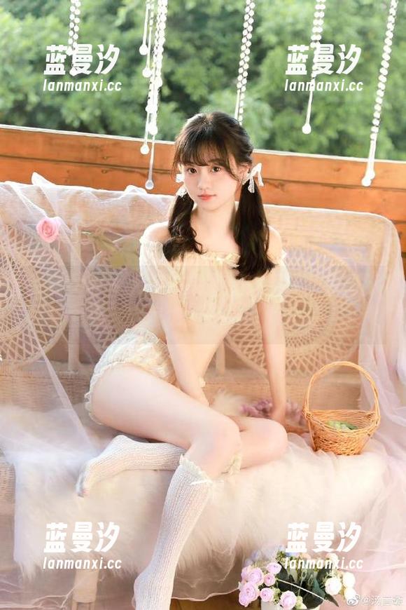 头条女神 - 大家快来围观！尹菲居家最新写真图库，宅家也能拍出时尚大片！.txt