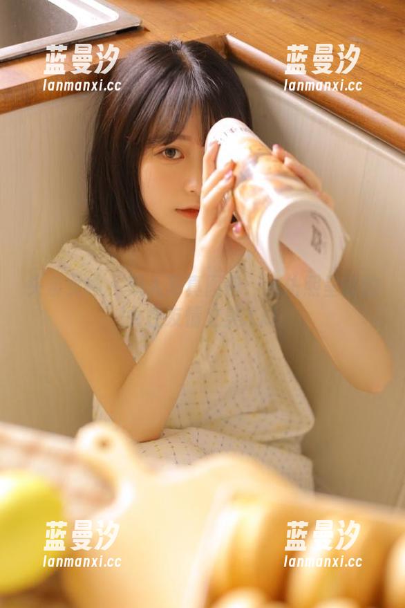头条女神 - 双人写真图包：曲佑熙呈现的女性友情之美.txt