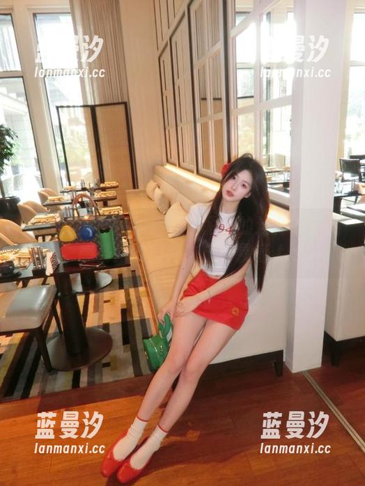 头条女神 - 在线追踪李丽莎的连体衣作品，感受她的时尚之旅与灵感.txt
