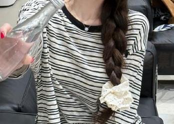 头条女神 – 白裙下的李梓熙：无法抵挡的优雅魅力，快来下载她的独特图集吧！.txt