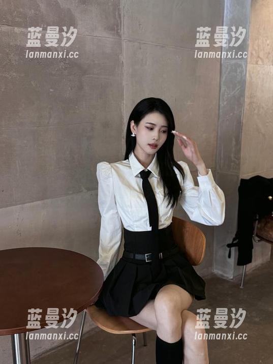 头条女神 - 洗净铅华，杨漫妮baby眼镜写真带来的壁纸灵感之旅.txt