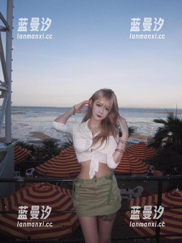 头条女神 - 樊安妮的制服少女原图，让你的壁纸焕发活力与清新.txt