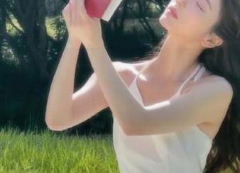 头条女神 – 精彩无限的温心怡瑰丽海军服试衣间：独特图包合集带来新灵感.txt