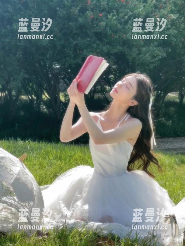 头条女神 - 精彩无限的温心怡瑰丽海军服试衣间：独特图包合集带来新灵感.txt