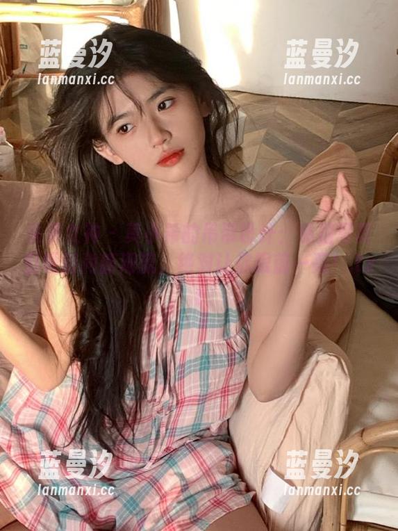 头条女神 - 莫小希的吊带设计：私拍写真引领时尚新潮流，绝对让你眼前一亮！.txt