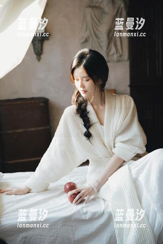 头条女神 - 欣赏语溪女仆的迷人姿态：高清图片一键下载.txt