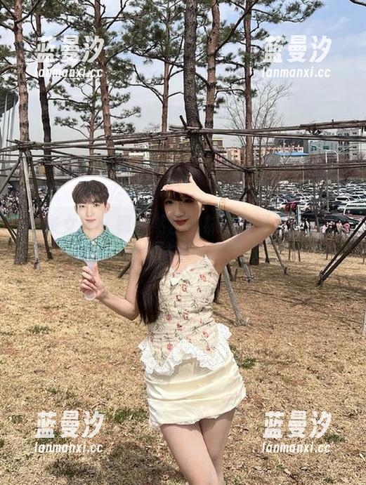 头条女神 - 郭忆然白丝袜精致图集：魅惑与时尚的完美结合，尽情欣赏.txt