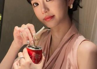 奈汐酱Nice醉回独居写真，带你领略精彩原图合集的每一瞬.txt