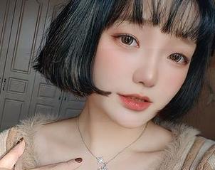 不可错过的奶桃桃最新写真集：花与绳的奇妙结合，感受创意灵感.txt