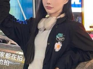 邂逅如月灰：泳池COS写真原图畅游于视觉盛宴.txt