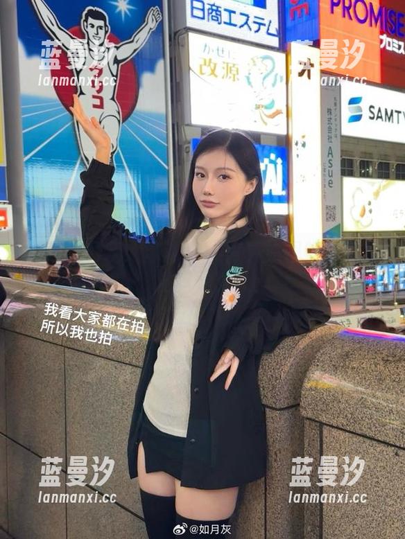 邂逅如月灰：泳池COS写真原图畅游于视觉盛宴.txt