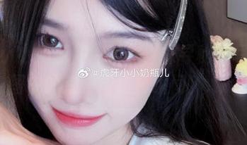 走进小小奶瓶儿的世界，探寻秘密写真套图中的浪漫与纯真瞬间！.txt