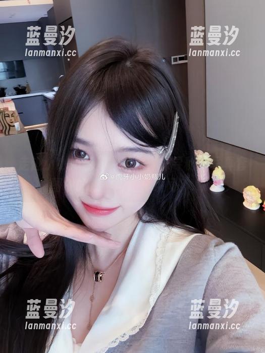 走进小小奶瓶儿的世界，探寻秘密写真套图中的浪漫与纯真瞬间！.txt