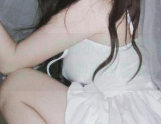 微密圈 – 引人入胜的小芯酱吊带黑丝套图，精选展现她的时尚态度.txt