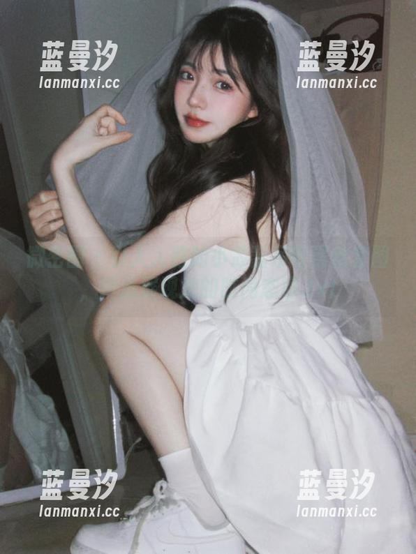 微密圈 - 引人入胜的小芯酱吊带黑丝套图，精选展现她的时尚态度.txt