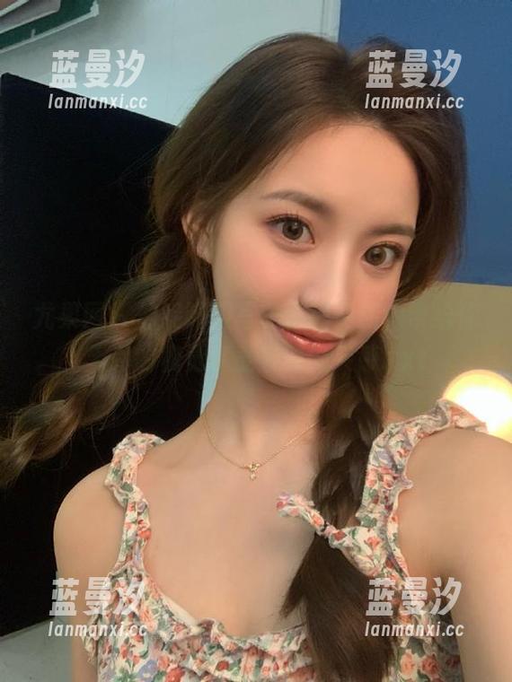 尤果网 - 仙妮制服写真作品更新，带给你无尽的视觉享受与时尚灵感.txt