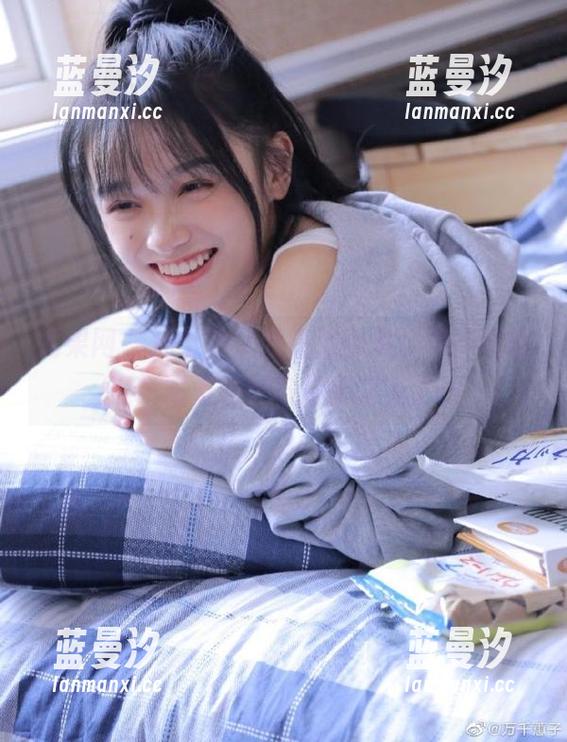 尤果网 - 周于希空姐高清图集，带你领略空中服务的无与伦比之美.txt