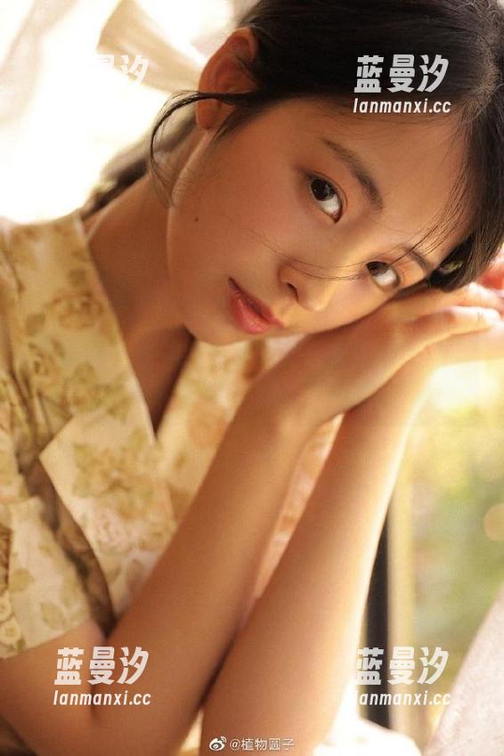 尤果网 - 超美夏乔私拍制服套图：时尚与清纯的完美融合，绝对不容错过.txt