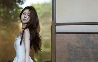 尤果网 – 梦幻浴缸里的小紫藤：高清图包展现独特艺术气息.txt