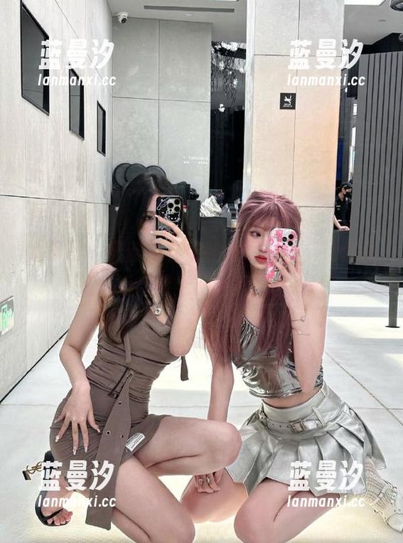 尤果网 - 最新徐梓伊制服写真集，让你领略时尚与青春的完美结合.txt
