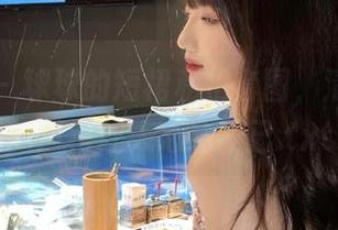 尤果网 – 球球的短裙私拍套图，清新自然的风格让人心动不已.txt