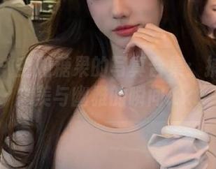 尤果网 – 空姐糖果的写真合集：捕捉空中之美与幽雅的瞬间.txt