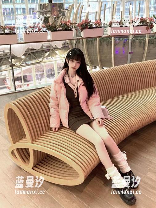 尤果网 - 带你遨游蜜儿的世界：高清图片展现美足的无穷魅力.txt