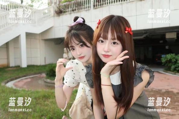 尤物馆 - 泳池之梦：Kely香香的私拍套图，宛如夏日阳光下的水波荡漾.txt