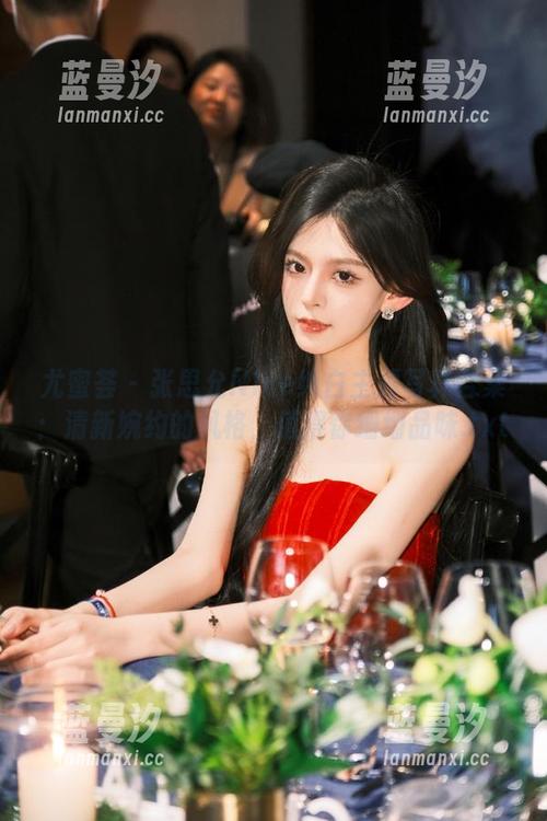尤蜜荟 - 张思允Nice纯白主题写真合集：清新婉约的风格，值得你细细品味.txt