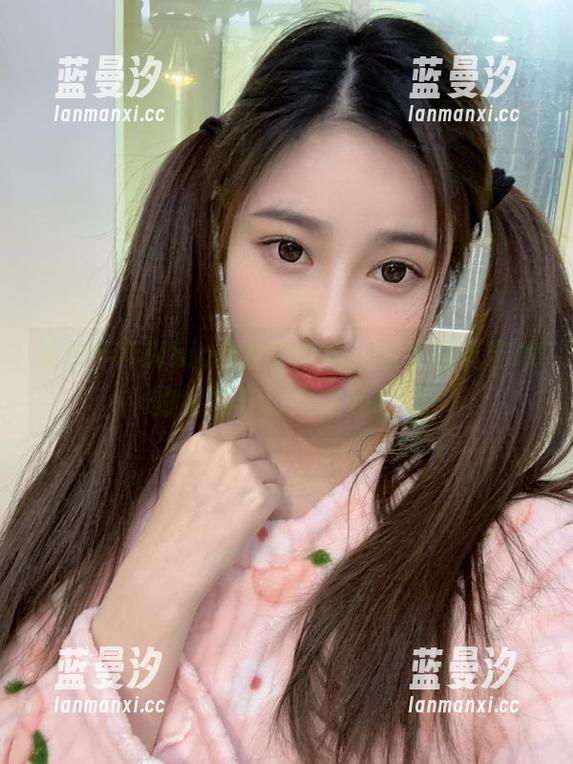 年年Nnian 观看年年Nnian镂空作品,感受写真艺术的细腻与动人之处.txt