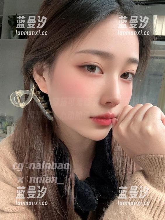 年年Nnian穿搭可爱睡衣，无圣光原图中展现令人心动的清新气息！.txt