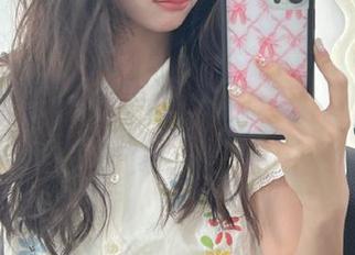 在线欣赏抱走莫子aa女神的写真，唤醒你内心的视觉享受.txt