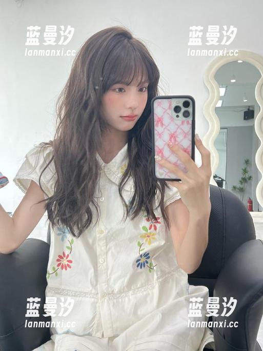 在线欣赏抱走莫子aa女神的写真，唤醒你内心的视觉享受.txt