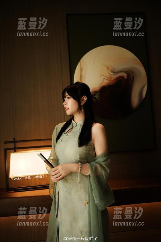 私房写真新体验：是一只废喵了的体操服作品，展现运动与美的完美结合！.txt