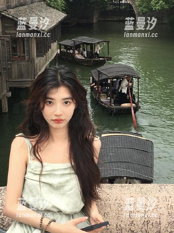 普美(bomi)的海边写真合集分享：让我们一起走进她的精彩海滩故事.txt